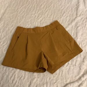 Athleta textured Brooklyn short tuscan gold Sz4 pockets yellow gold stretch